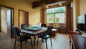 Comedor con mesa, sillas y televisor.