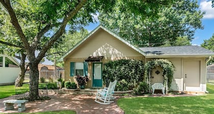 Artist Chalet | 1/1 Cottage | King Bed | Full Kitchen