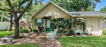 Artist Chalet | 1/1 Cottage | King Bed | Full Kitchen