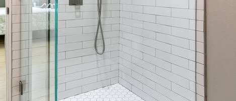 Chuveiro, secador de cabelo, toalhas de banho