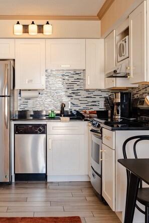 Kjøleskap, mikrobølgeovn, ovn og oppvaskmaskin