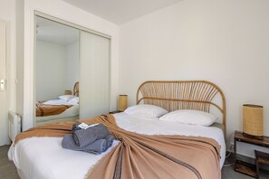 3 chambres, bureau, fer et planche à repasser, lit parapluie