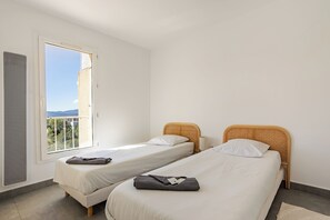 3 bedrooms, desk, iron/ironing board, travel crib - Panoramic sea & mountain view 3-bedroom apartment (Saint-Raphaël)