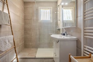 Hair dryer, towels, soap, toilet paper - Panoramic sea & mountain view 3-bedroom apartment (Saint-Raphaël)