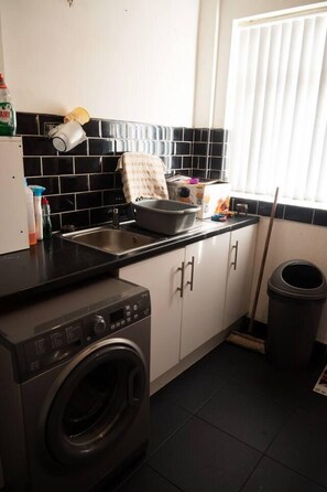 House | Private kitchen - Captivating 3-bed House in Birmingham (Birmingham)