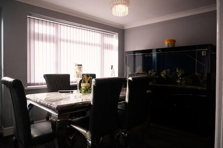 House | Dining. Captivating 3-bed House in Birmingham