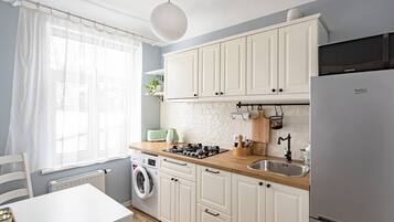 Fridge, microwave, stovetop, electric kettle