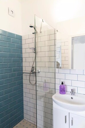 Dusche, Haartrockner, Handtücher, Seife