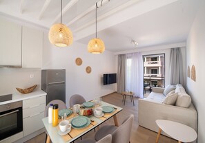 华丽复式, 2 间卧室, 无烟房, 双浴室 | 起居区 | 42-英寸LED 电视（配备有线频道）、电视、Netflix