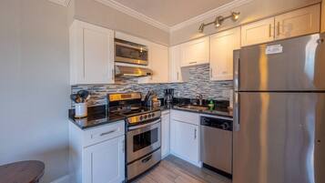 Réfrigérateur, micro-ondes, four, lave-vaisselle