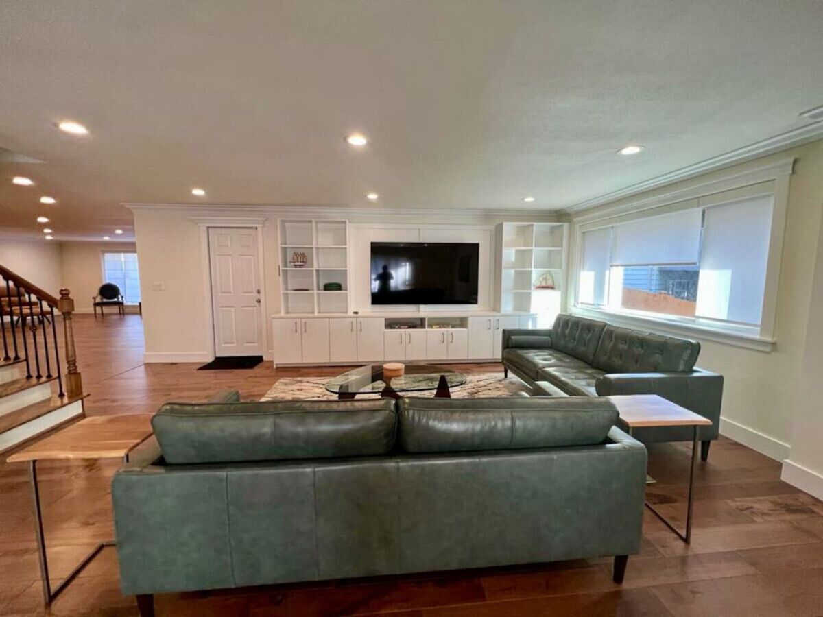 Televisión, chimenea y oficina 