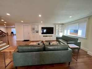 Televisión, chimenea y oficina 