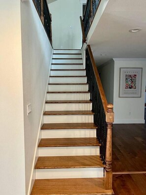 Interior - 4BR Luxurious Home, Backyard + Gazebo + Jacuzzi (Kirkland)