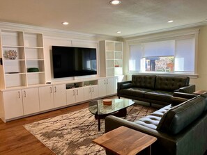 TV, fireplace, offices - 4BR Luxurious Home, Backyard + Gazebo + Jacuzzi (Kirkland)
