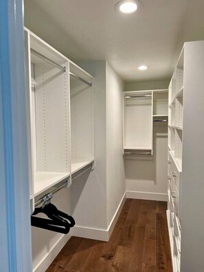 Interior - 4BR Luxurious Home, Backyard + Gazebo + Jacuzzi (Kirkland)