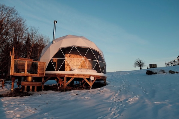 Tenda de campanya panoràmica | 1 dormitori i roba de llit d'alta qualitat