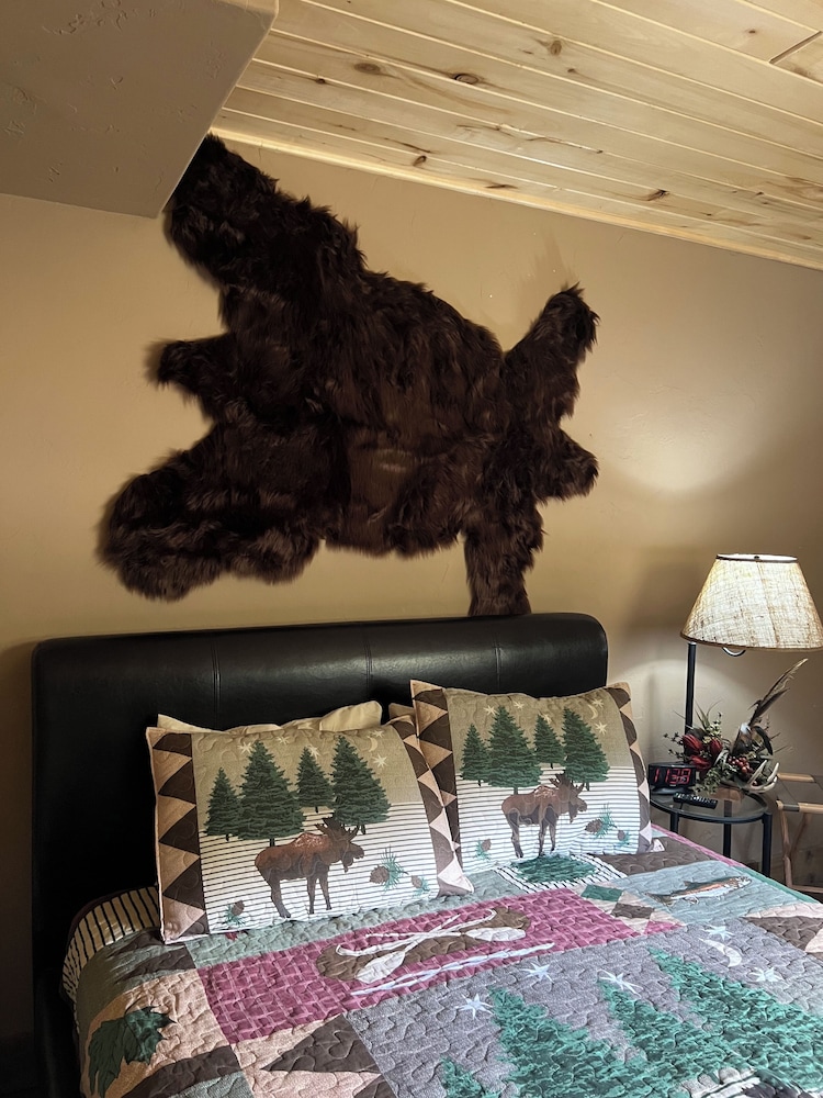 The Pinecone Cabin. Twenty minutes from Wolf Creek Pass. South Fork