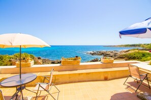Outdoor dining - Authentic fisherman's house on the seafront (Es Carregador)