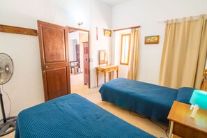 3 bedrooms, iron/ironing board, travel crib, free WiFi - Authentic fisherman's house on the seafront (Es Carregador)