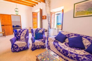 3 bedrooms, iron/ironing board, internet, bed sheets