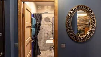 Dusj, hårføner, håndklær og såpe