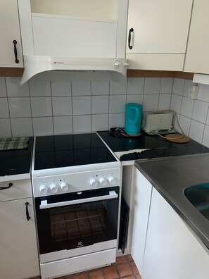 Apartamento | Cozinha privada | Geladeira, micro-ondas, fogão, cooktop