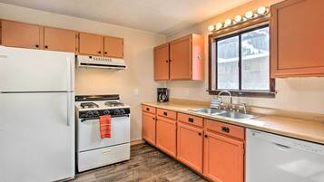 Fridge, microwave, stovetop, dishwasher