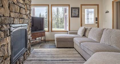 Perfect Family Suite, close to the village, ski storage, hot tub and pefriendly!