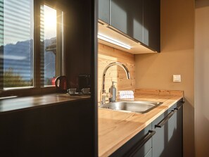 Kühlschrank, Ofen, Geschirrspüler, Wasserkocher mit Kaffee-/Teezubehör