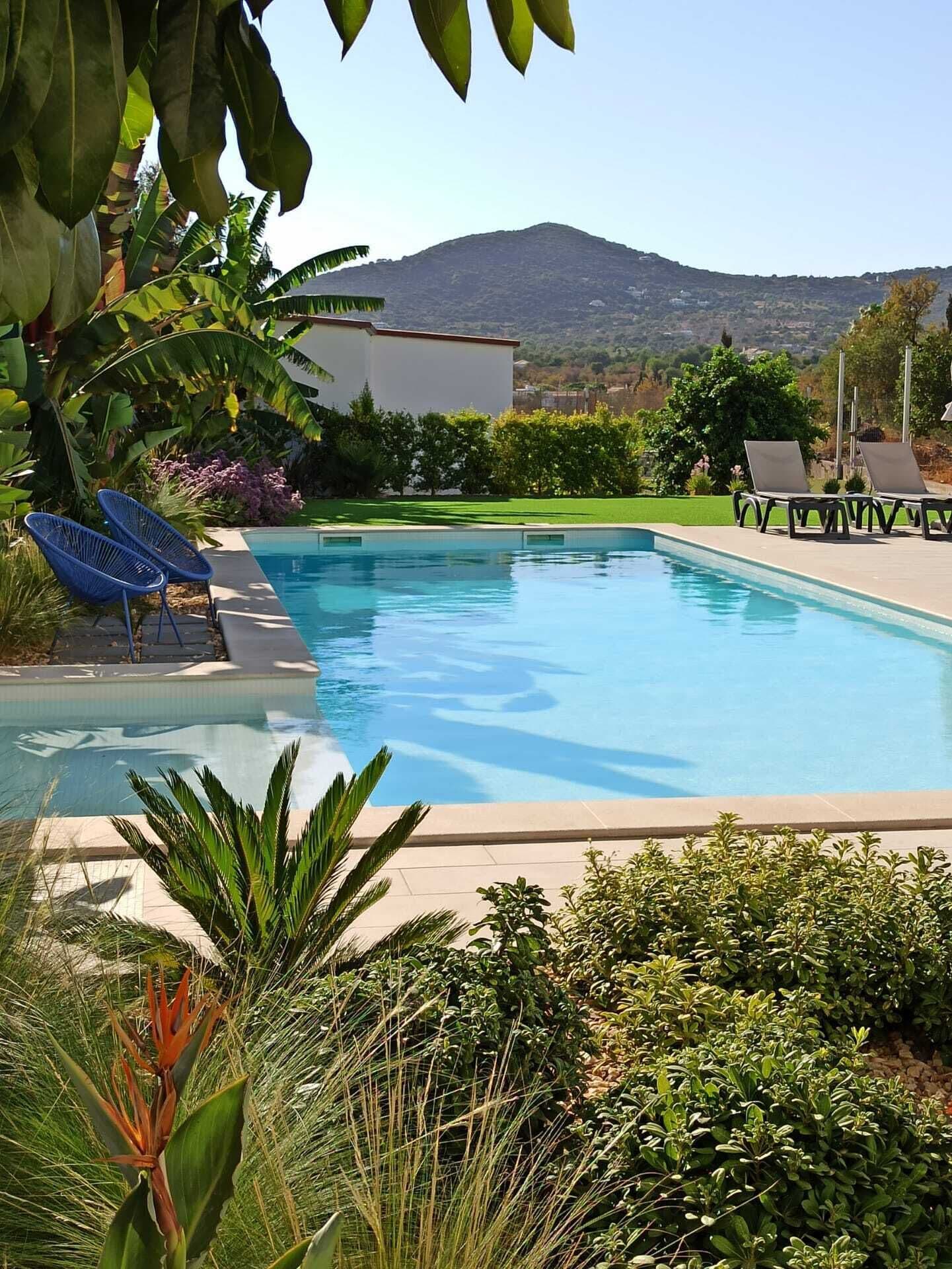 Ulkouima-allas avoinna 9.00–22.00, aurinkovarjoja, aurinkotuoleja