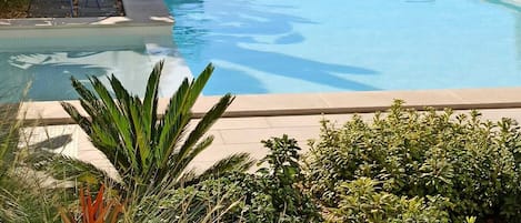 Ulkouima-allas avoinna 9.00–22.00, aurinkovarjoja, aurinkotuoleja