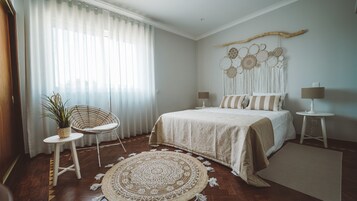 Classic Double Room (Raizes) | Bathroom | Hair dryer, heated floors, towels, soap