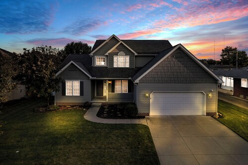 Relaxing Escape: HotTub, Gameroom, Large Living Room, EV, BBQ, Yard; Pets OK