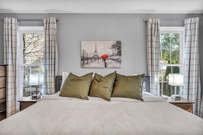 4 bedrooms, desk, iron/ironing board, travel cot - Relaxing Escape: HotTub, Gameroom, Large Living Room, EV, BBQ, Yard; Pets OK (Seven Hills)