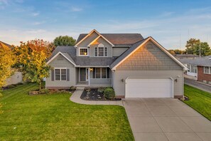 Exterior - Relaxing Escape: HotTub, Gameroom, Large Living Room, EV, BBQ, Yard; Pets OK (Seven Hills)