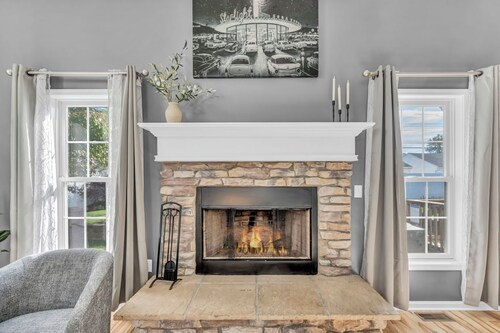 Relaxing Escape: HotTub, Gameroom, Large Living Room, EV, BBQ, Yard; Pets OK