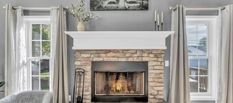 Relaxing Escape: HotTub, Gameroom, Large Living Room, EV, BBQ, Yard; Pets OK