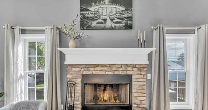 Relaxing Escape: HotTub, Gameroom, Large Living Room, EV, BBQ, Yard; Pets OK