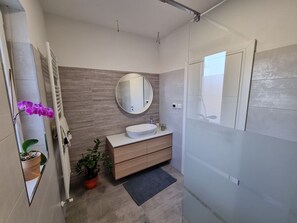 Bruser, hårtørrer, bidet, håndklæder