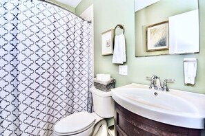 Hair dryer, towels, soap, shampoo - Private Auburndale Getaway Minutes from Boston! (Newton Auburndale)