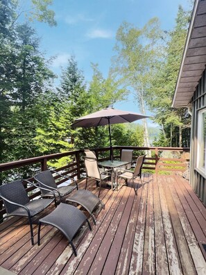 Outdoor dining - 2 bedroom waterfront cottage on lake Duhamel in Mont-Tremblant (Mont-Tremblant)