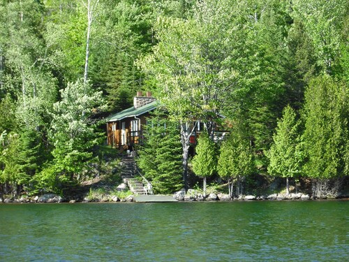 2 bedroom waterfront cottage on lake Duhamel in Mont-Tremblant