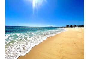On the beach, sun-loungers, beach towels - 2 Bedrooms, 3 bathrooms, 5 Star Beachfront Resort. Up to 6 guests. March 18-25 (San José del Cabo)