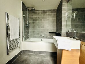 Dusch, handdukar, tvål och schampo