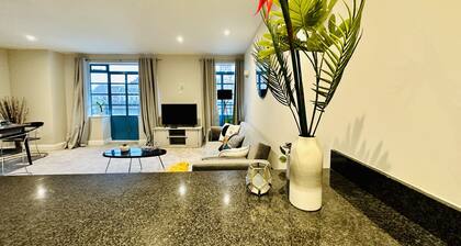 Harbourside luxury apartment with sea views