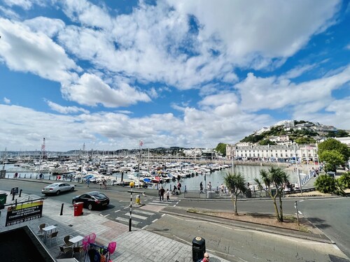 Harbourside luxury apartment with sea views