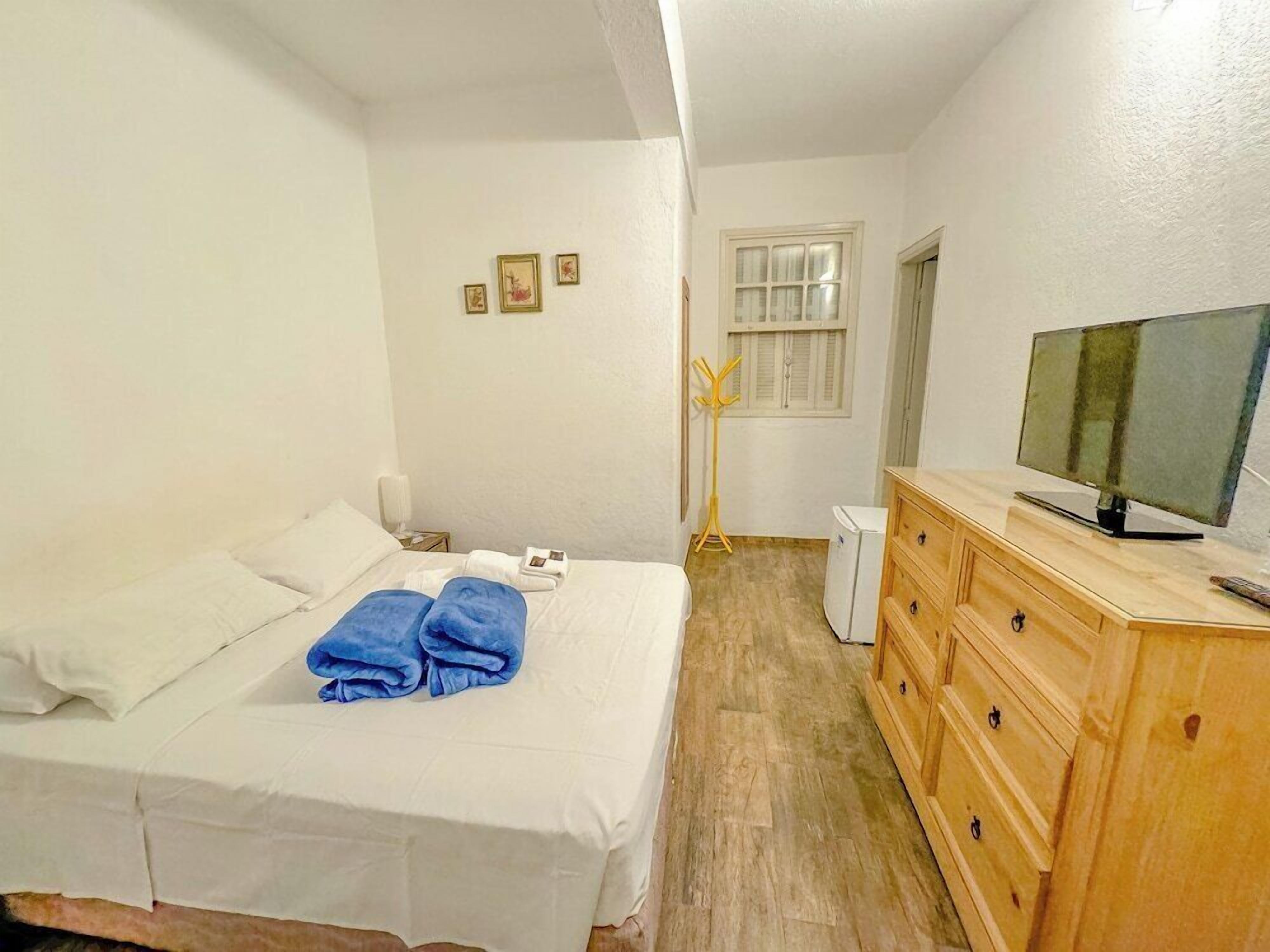 Minibar, free WiFi, bed sheets