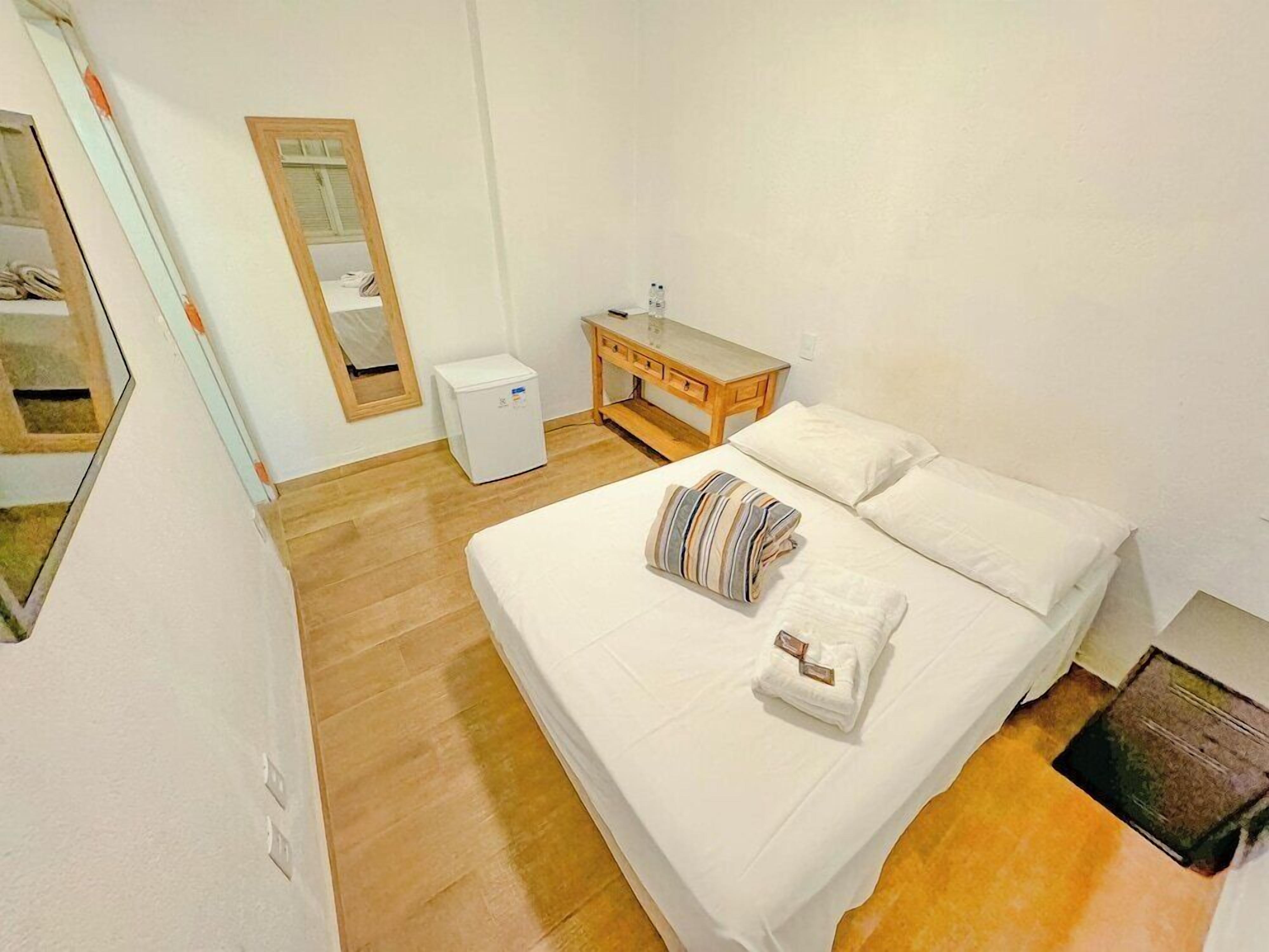 Minibar, free WiFi, bed sheets