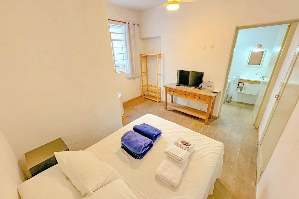 Minibar, truy cập Internet không dây miễn phí, bộ trải giường