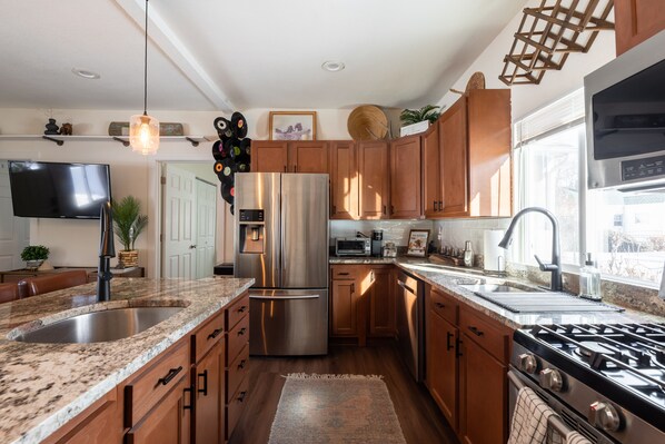 Refrigerador, microondas, horno y parrilla de estufa 